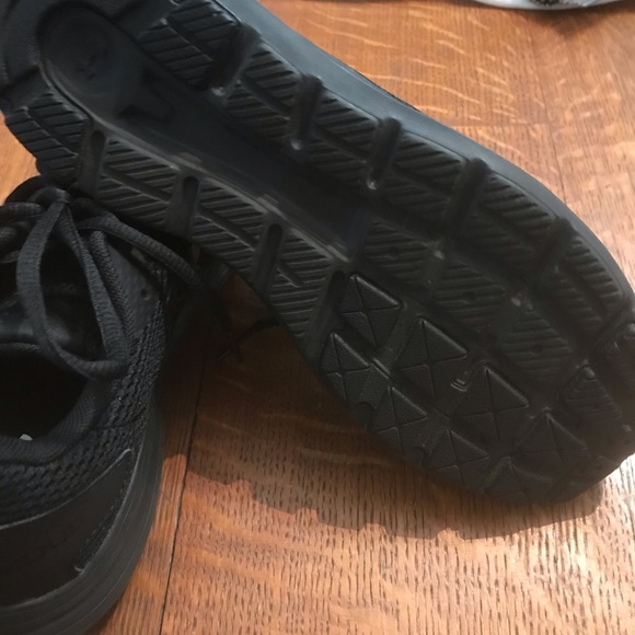 Black Under Armour Tennis shoes - Picture 4 of 5